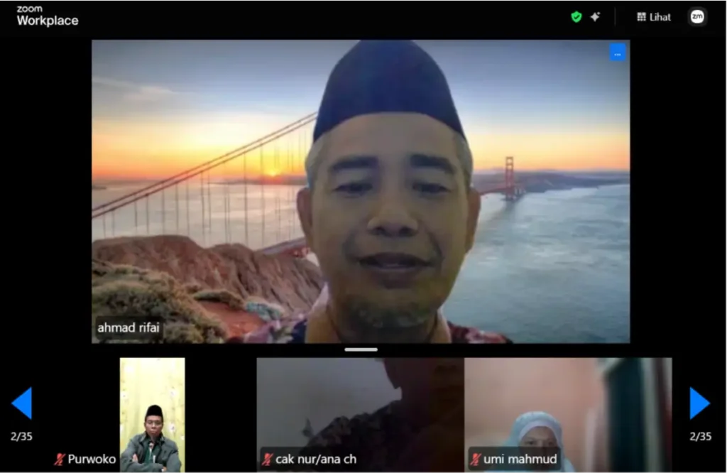 Tangkapan layar kegiatan daring melalui Zoom Workplace menampilkan seorang pembicara berpeci hitam dengan latar virtual jembatan, disertai beberapa peserta lain di bagian bawah layar.