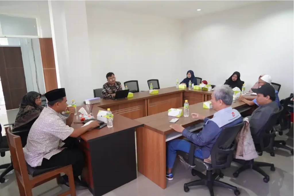 Sejumlah perwakilan Paguyuban UMKM Pakis dan Fraksi PKS DPRD Kabupaten Semarang berdiskusi dalam audiensi di ruang Fraksi PKS, kompleks DPRD Kabupaten Semarang, Ungaran, Jumat (10/7/2026).
