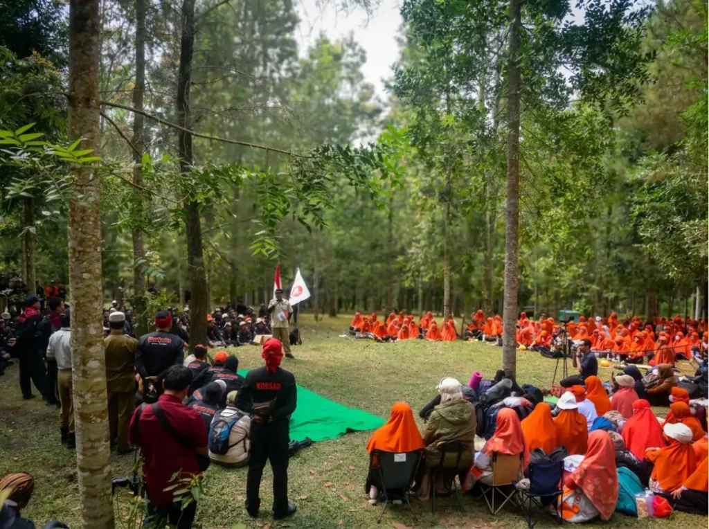 Presiden PKS Dr. Al Muzzammil Yusuf menyampaikan arahan di tengah kegiatan Kembara dan Latansa PKS Jawa Tengah yang berlangsung di kawasan hutan Spekta Merbabu, Getasan, Kabupaten Semarang.