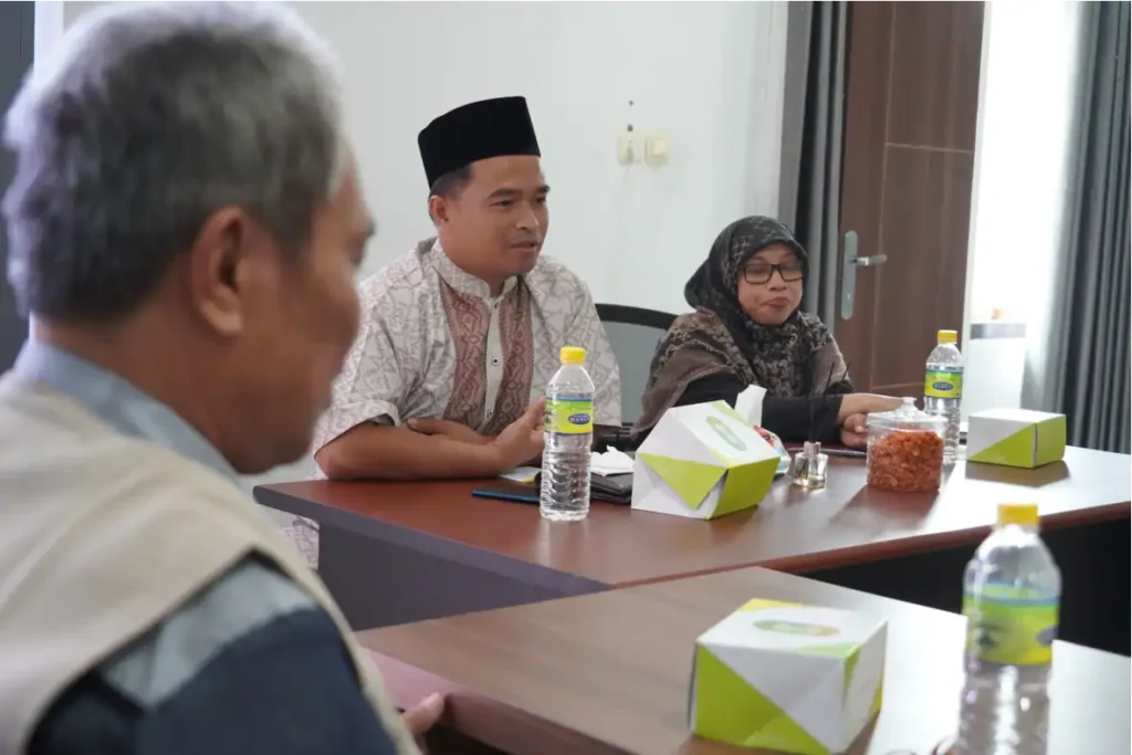 Muhammad Nurkholis berbicara dalam audiensi bersama Paguyuban UMKM Pakis, didampingi Musyarofah di ruang Fraksi PKS DPRD Kabupaten Semarang.