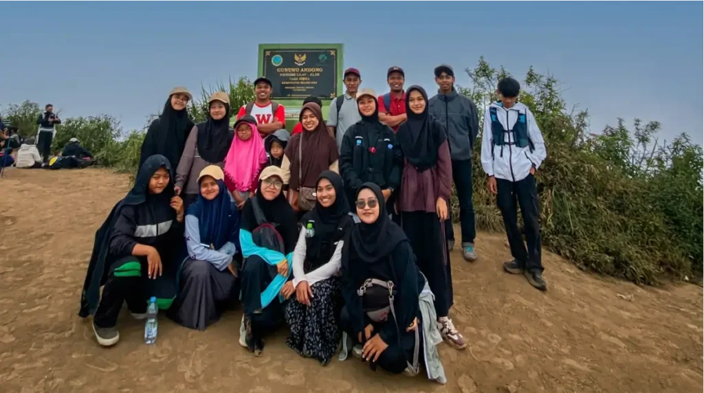 Anak-Anak PKS Ambarawa Isi Liburan dengan Pendakian dan Tadabbur Alam di Puncak Andong Anak-Anak PKS Ambarawa Isi Liburan dengan Pendakian dan Tadabbur Alam di Puncak Andong