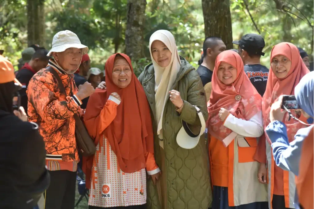 Wahidin dan Nuriyah Adam berfoto bersama sejumlah kader perempuan PKS dalam kegiatan Kembara dan Latansa PKS Jawa Tengah di kawasan hutan Spekta Merbabu, Getasan, Kabupaten Semarang.