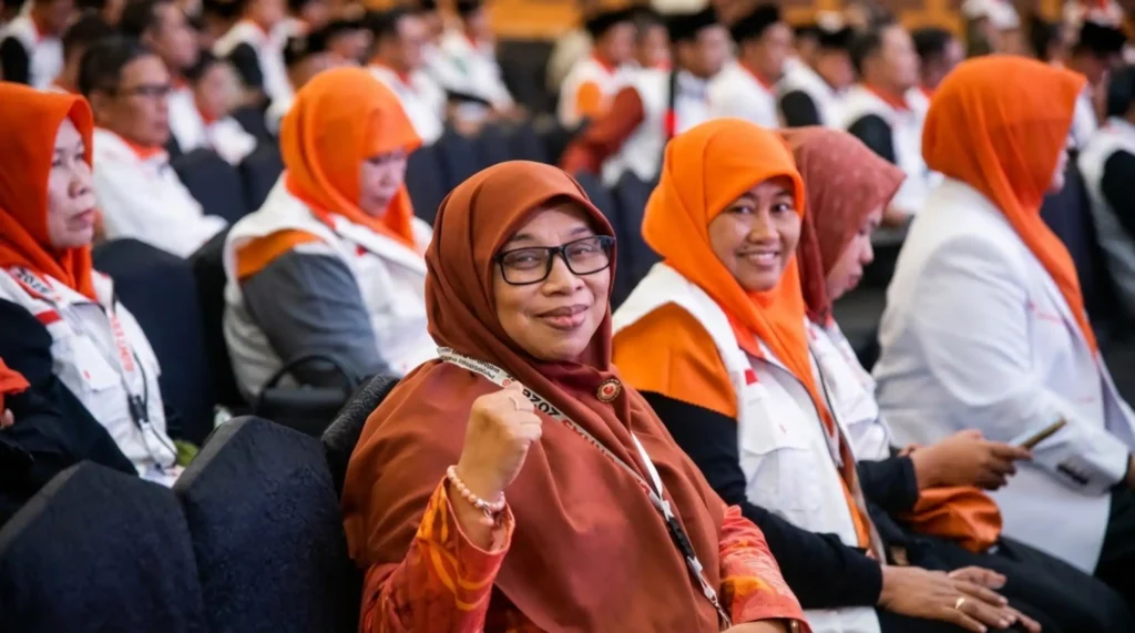 Anggota DPRD Kabupaten Semarang dari Fraksi PKS, Musyarofah, duduk di antara peserta perempuan Bimteknas PKS 2026. Ia mengenakan kerudung cokelat dan mengangkat tangan dengan gestur mengepal.